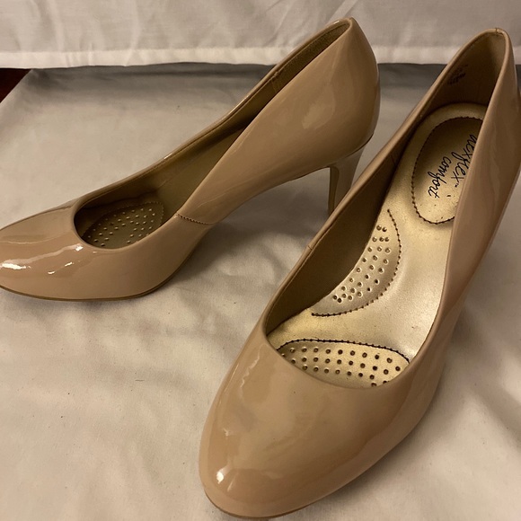 Patent leather nude heels - Picture 1 of 3